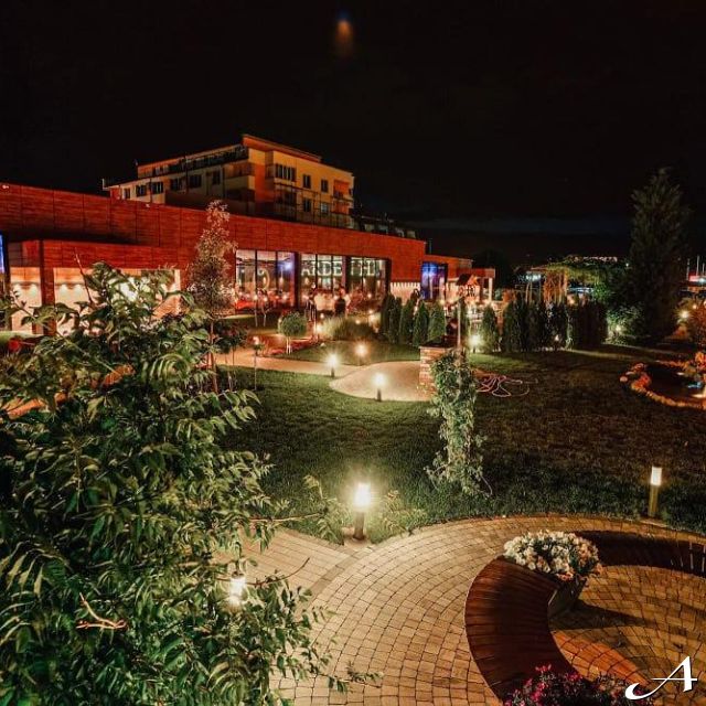 Hotel Garden Hill lux - osvetljeni vrt noću