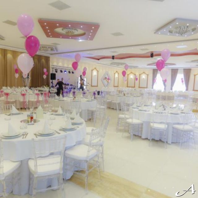 Event centar - prazni stolovi i baloni