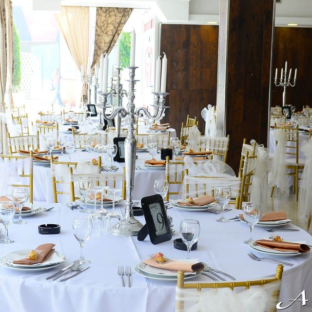 Restoran Azzaro Black Club - elegantno sređene stolove