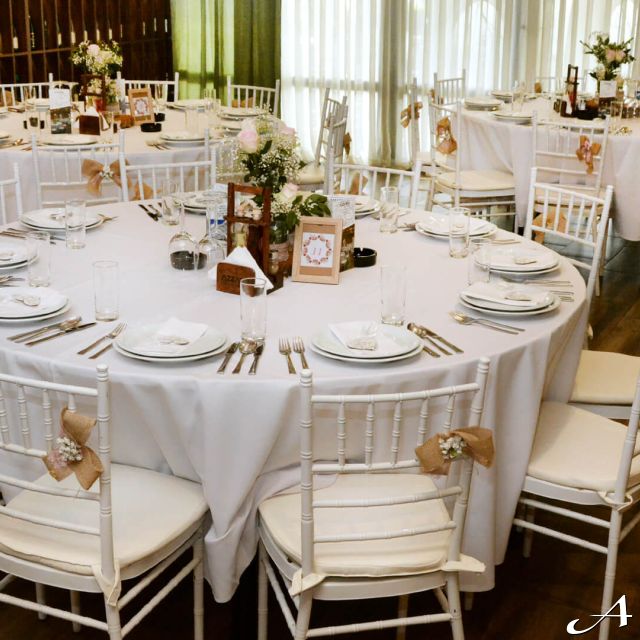 Restoran Azzaro Green Club - prazni stolovi i stolice