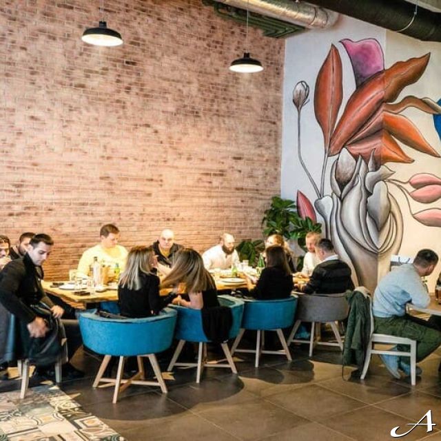 Restoran Take Square - gosti za stolovima