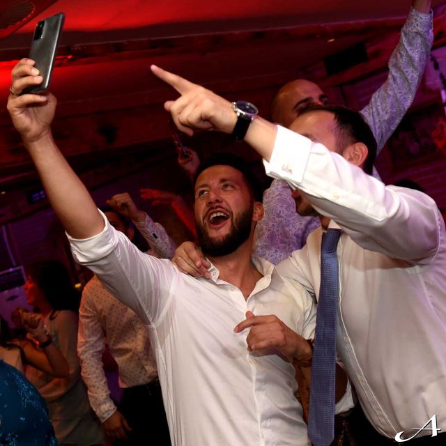 Doček Nove godine - ljudi prave selfi