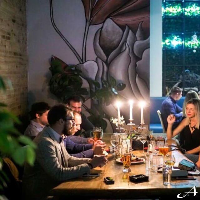 Restoran Take Square - ljudi za stolom