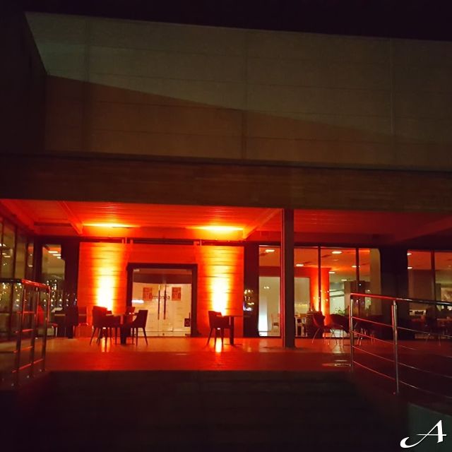 Restoran Harmonija - osvetljeni ulaz noću
