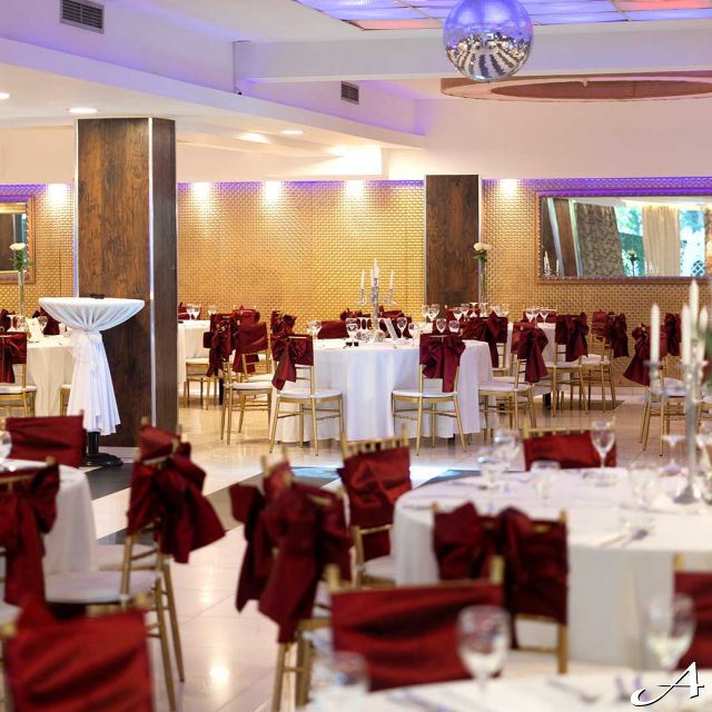 Restoran Azzaro Black Club - dekorisane stolice i stolovi