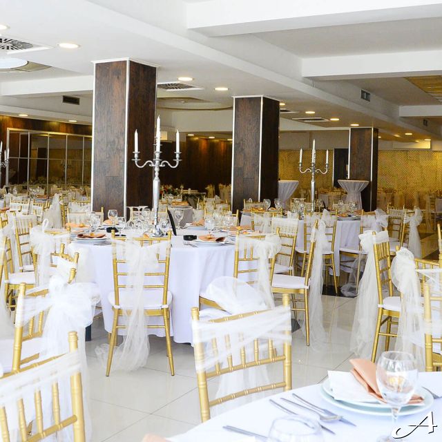 Restoran Azzaro Black Club - prazni stolovi i stolice