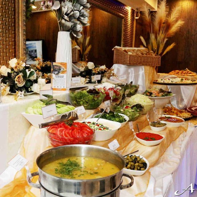 Restoran Azzaro Black Club - bogat sto sa hranom