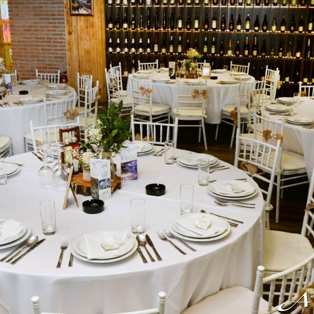 Restoran Azzaro Green Club - prazni stolovi i stolice