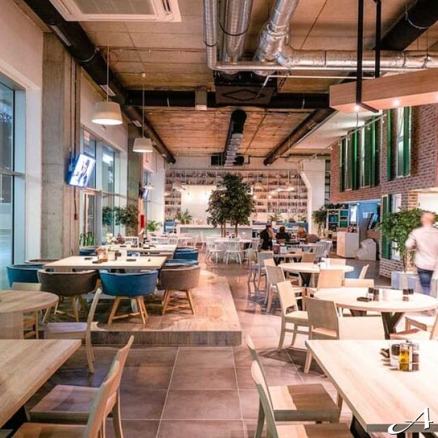 Restoran Take Square - prazne stolice i stolovi