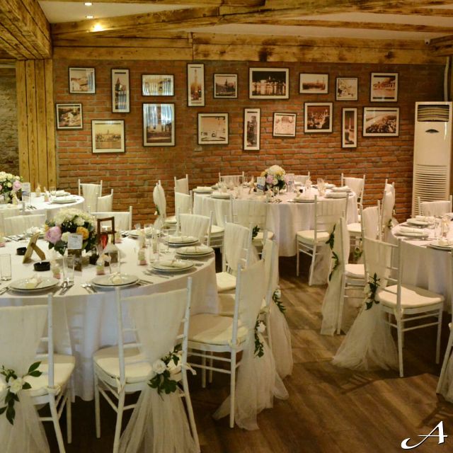 Restoran Azzaro Green Club - prazni ukrašeni stolovi