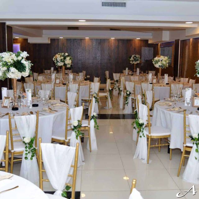 Restoran Azzaro Black Club - dekorisane stolice i stolovi