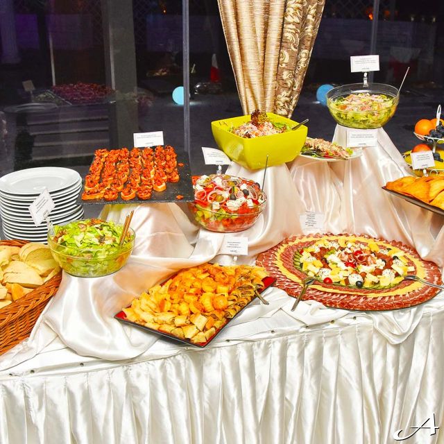 Restoran Azzaro Black Club - bogat sto sa hranom