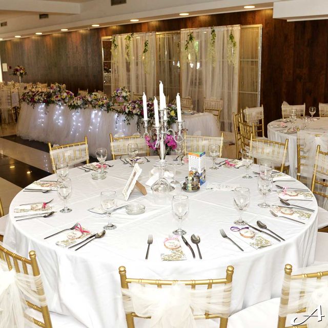 Restoran Azzaro Black Club - elegantno dekorisani stolovi