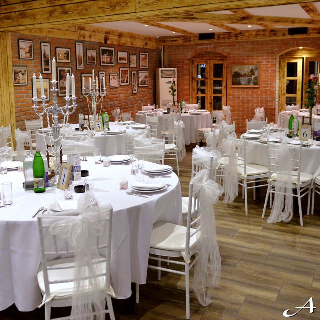 Restoran Azzaro Green Club - prazni stolovi