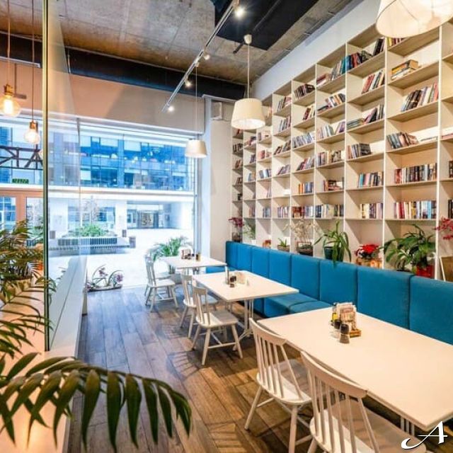 Restoran Take Square - enterijer sa stolovima