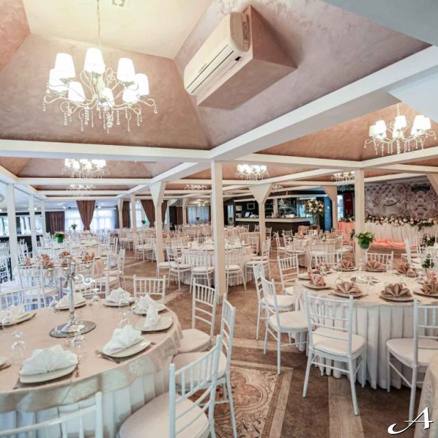 Restoran Princ - prazni stolovi i stolice
