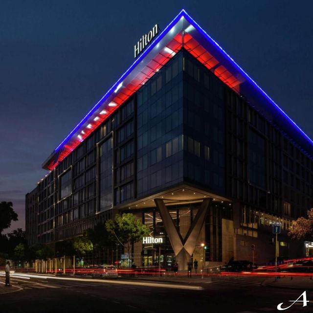 Hotel Hilton - osvetljena zgrada noću