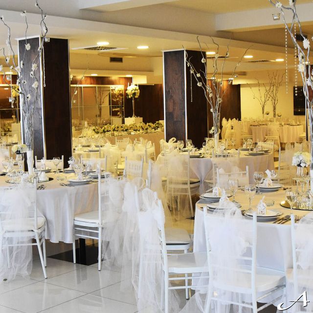 Restoran Azzaro Black Club - elegantno dekorisani stolovi