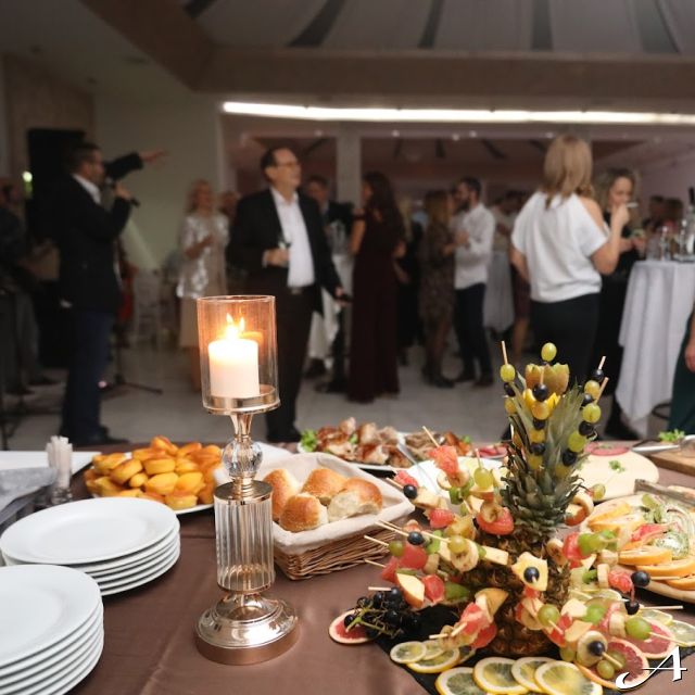 Restoran Košutnjak Lux - sto sa hranom i gosti