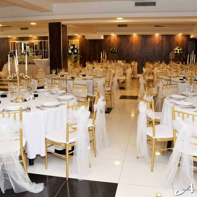 Restoran Azzaro Black Club - elegantno postavljeni stolovi