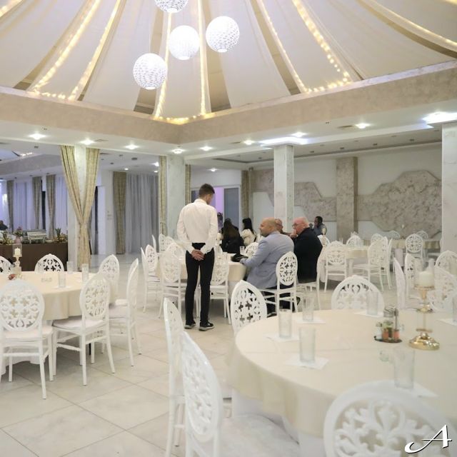 Restoran Košutnjak Lux - prazne stolice i sto