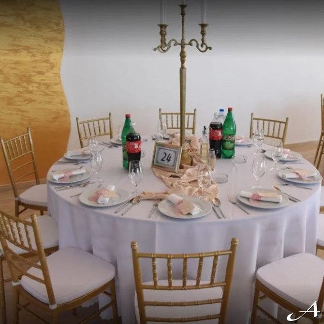 Event centar - sto sa dekoracijom