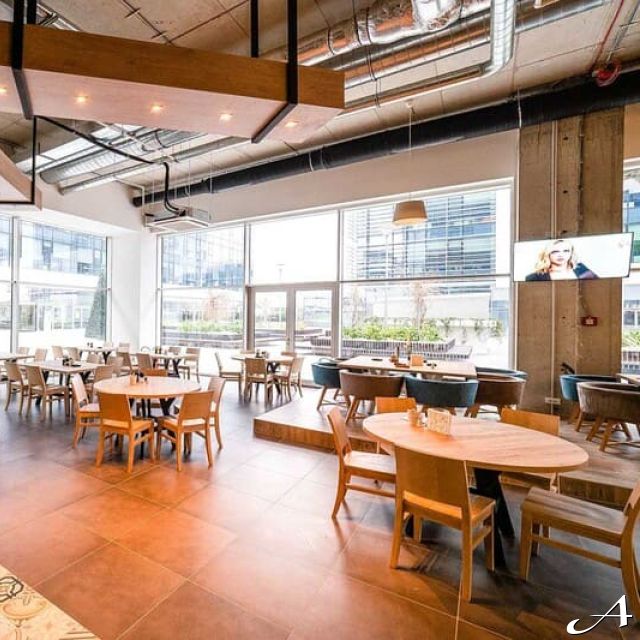 Restoran Take Square - prazne stolice i stolovi