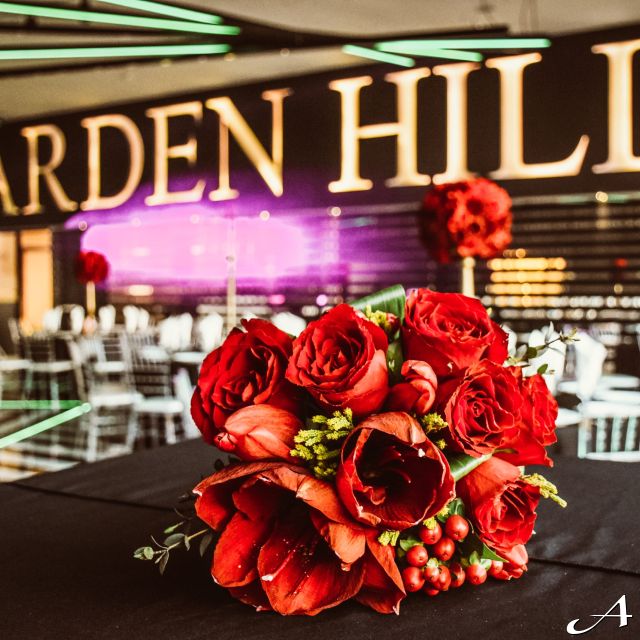 Hotel Garden Hill - crveni buket na stolu