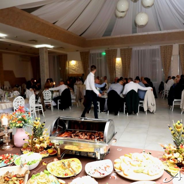 Restoran Košutnjak Lux - bogat bife i gosti