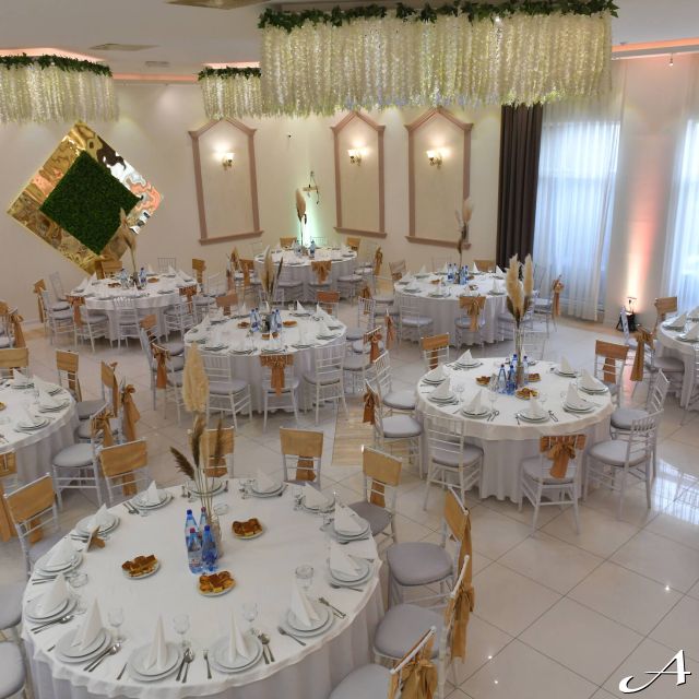 Event centar - prazni okrugli stolovi