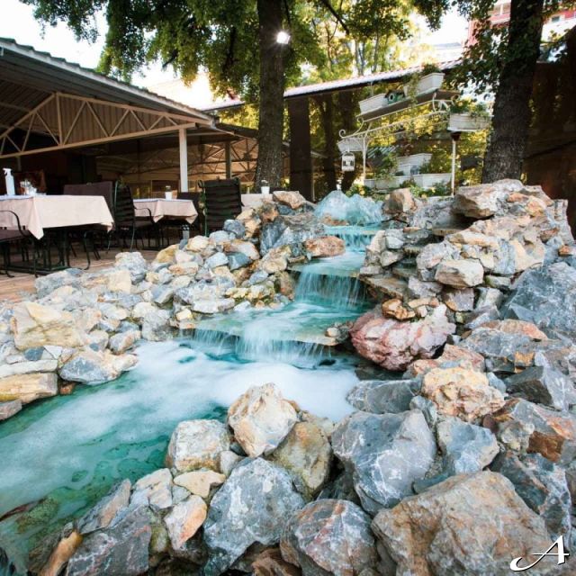 Restoran Princ - vodopad i bašta