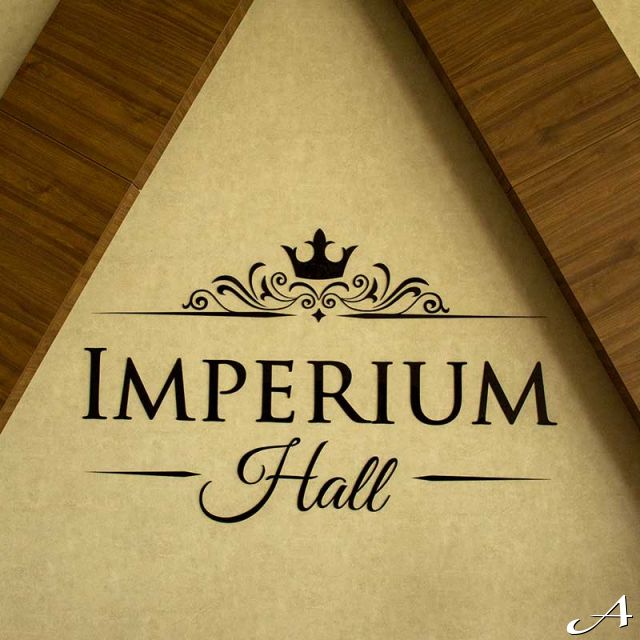 Imperium Hall - logo na zidu