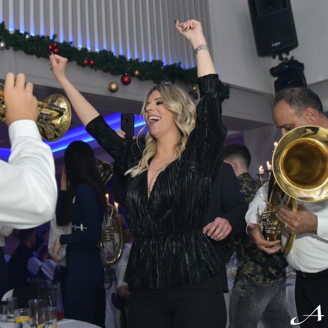 Doček Nove godine - žena igra i svira