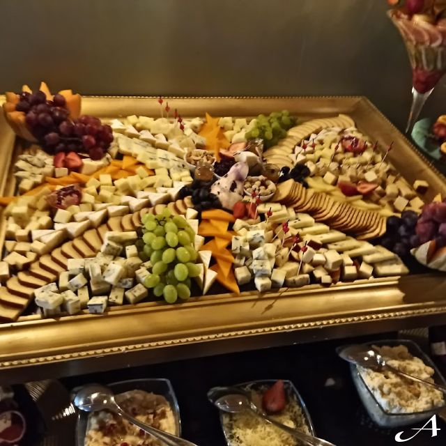 Restoran Harmonija - tanjir sa sirom i grožđem