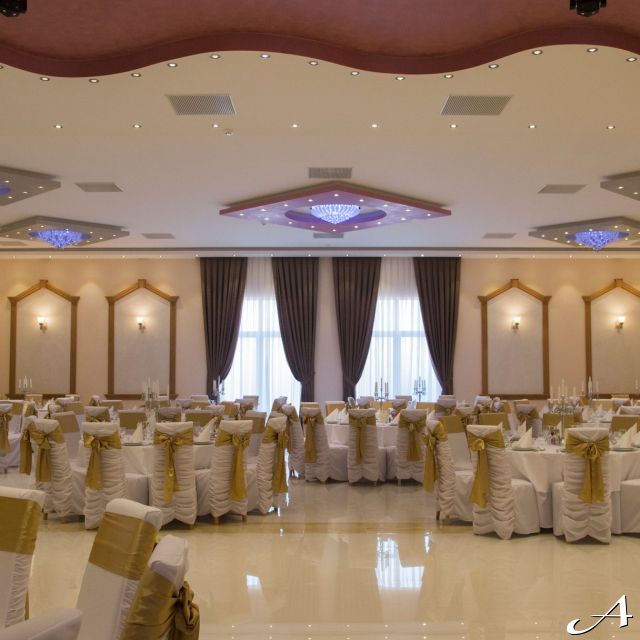 Event centar - prazne dekorisane stolice