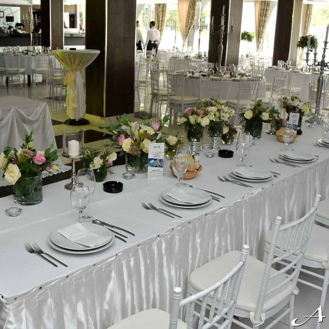 Restoran Azzaro Black Club - elegantno dekorisan sto