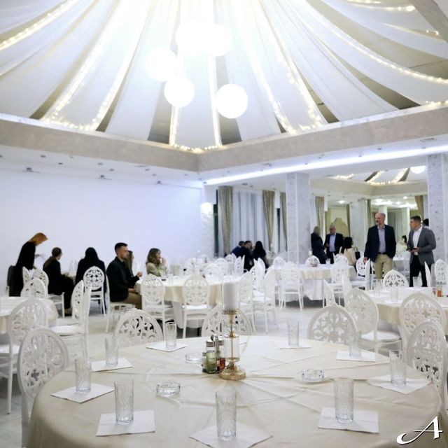 Restoran Košutnjak Lux - prazne stolice i stolovi