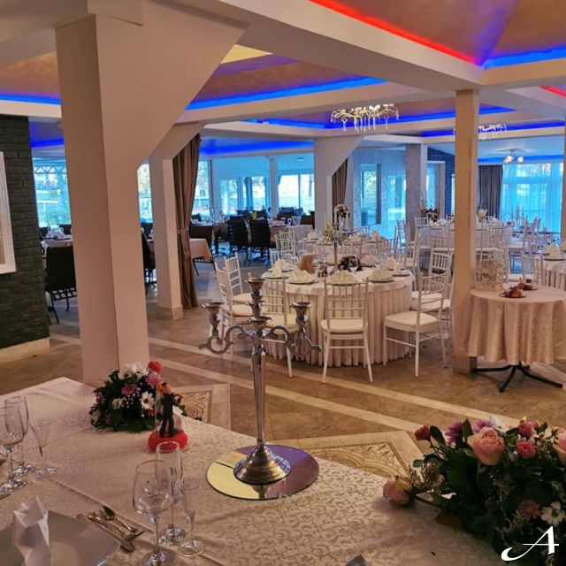 Restoran Princ - prazni stolovi i dekoracija