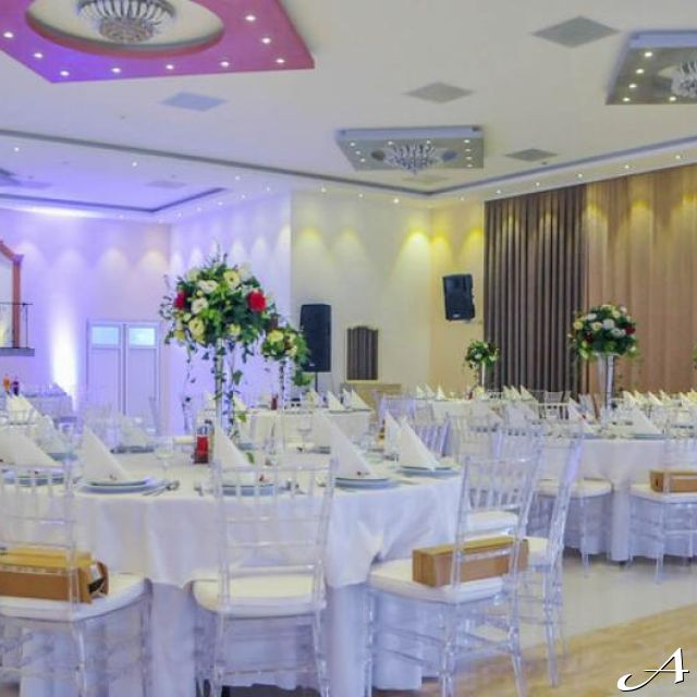 Event centar - prazni stolovi i dekoracije