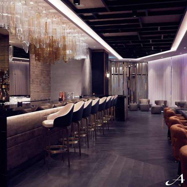 Hotel Hilton - luksuzni bar i stolice