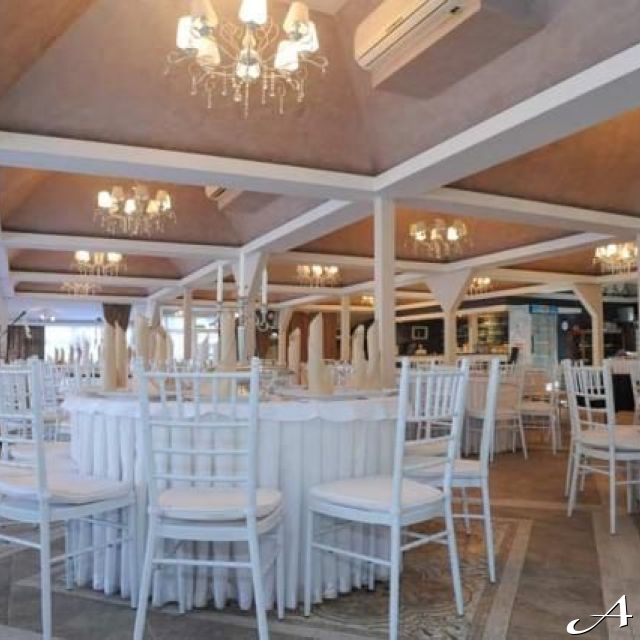 Restoran Princ - prazni stolovi i stolice